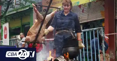 Nueve asadoras se miden en el Mercado Norte: el plato que cocinan no es para cualquiera