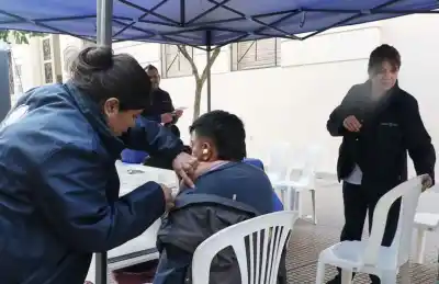 Vacunación gratuita en pleno centro: quiénes tienen prioridad este sábado en la Peatonal Muñecas