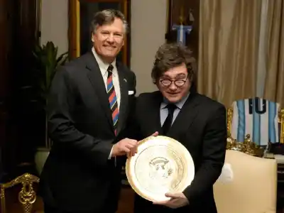 Milei recibió a Landau en Casa Rosada y la motosierra fue parte del regalo