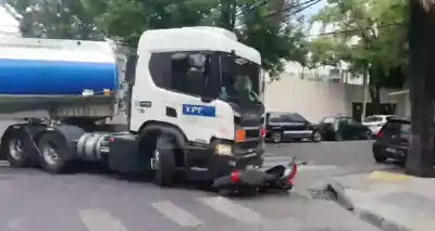 Iba en moto por el centro de Salta y chocó contra un camión cisterna: lo que llevaba encima la complicó