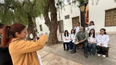 Salieron de madrugada sin desayunar y a mitad de camino las maestras tuvieron que cerrar las cortinas