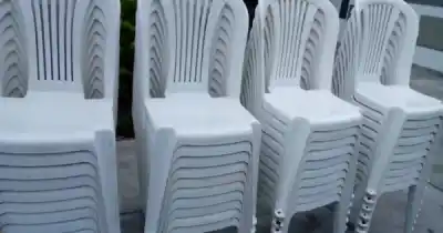 Alquilaba sillas para eventos y nunca las devolvía: ahora la Justicia le puso una condición insólita