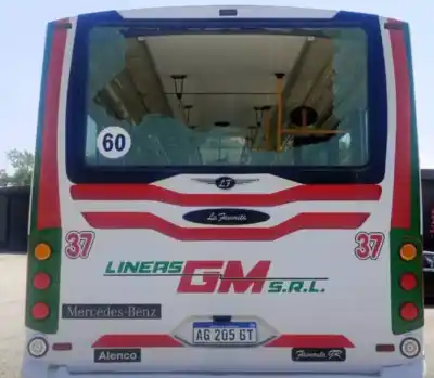 Un paro de la UTA que casi no se sintió, pero terminó con la luneta rota de un colectivo