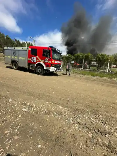 Comodoro: las llamas consumieron un auto en Fracción 14 y la causa no fue un choque
