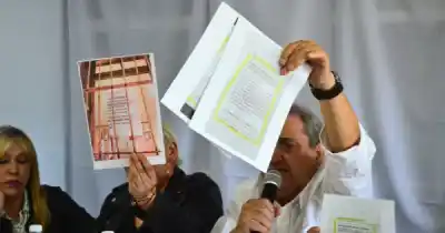 Centro Chileno: la comisión que quiere entrar a la fuerza y la conducción que la espera con un papel bajo el brazo