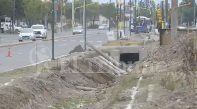 Una máquina rompió un caño frente al Colegio Aráoz y el gas obligó a desalojar todo
