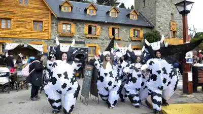 Se disfrazaron de vacas y armaron un auto de cartón: qué se esconde detrás de los stands de la Semana de la Juventud