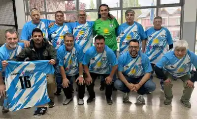 Esquel manda a España un equipo de adultos mayores: la camiseta que nunca usaron