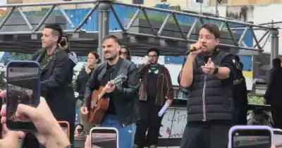 Un video en Instagram desató la locura en el microcentro: lo que hizo Tan Biónica dejó a todos boquiabiertos
