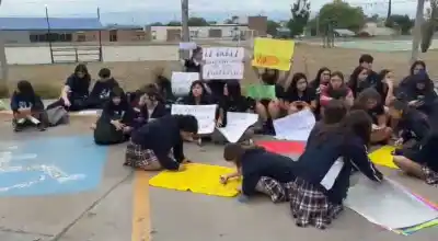 Sentada en el Pía: la frase de una mamá que hizo aplaudir a los estudiantes