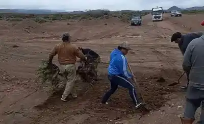 Un camión con garrafas quedó frenado en el oeste pampeano: la reacción de un grupo de vecinos con palas