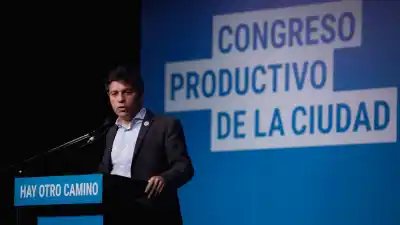Kicillof eligió el Teatro Astros para un mensaje que incomodó al PJ porteño