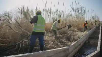Sarmiento: cuatro máquinas y casi 20 kilómetros de drenes limpios antes de que lleguen las lluvias
