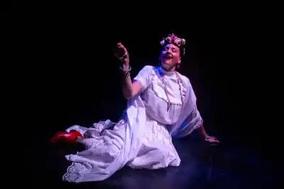 Vuelve a Resistencia la obra que muestra a la Frida Kahlo que casi nadie conoce