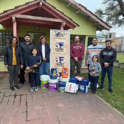 La Banda Municipal de Isla Verde esperaba pintura y llegó algo más: el listado completo de lo donado