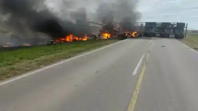 Dos camiones chocaron y ardieron en la ruta 1: la ruta quedó cortada y hay dos víctimas fatales