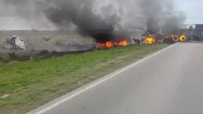 Dos camiones chocaron y ardieron en la Ruta Provincial 1: lo que quedó sobre el asfalto