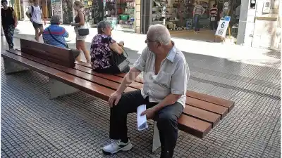 El descuento que les sacaba plata a los jubilados de Santa Fe dejó de existir: desde cuándo se cobra más