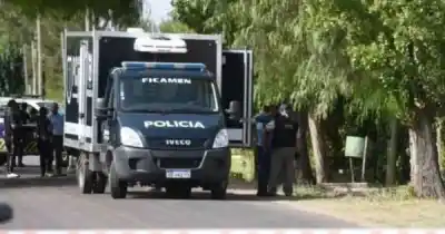 Hallaron su cuerpo en una silla tras días de silencio: la madre desenredó el alambre y lo que vio la dejó helada