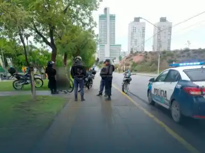 Plaza de las Banderas: quisieron llevarse una bici del SI.BI.CI. y quedaron demorados