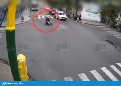 Cruzó la calle con el semáforo en verde para los autos y una moto la dejó tendida en Zuviría y Alsina
