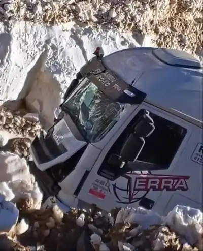 Un Komatsu de 107 toneladas se fue de retroceso en plena subida de Iglesia: qué habrían hecho mal