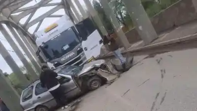 Intentó pasar a un camión en el puente carretero y terminó cruzado en el acceso a Cipolletti