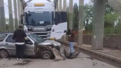 Iba por el puente a Cipolletti y terminó de frente al camión: el detalle que dejó el Palio