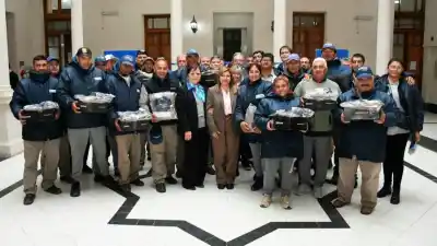 Una entrega especial en el cementerio dejó a todos sorprendidos: ¿qué recibieron los empleados?