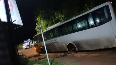 Plottier: el colectivo que quedó atrapado en el barro y la exigencia que ya llegó al municipio