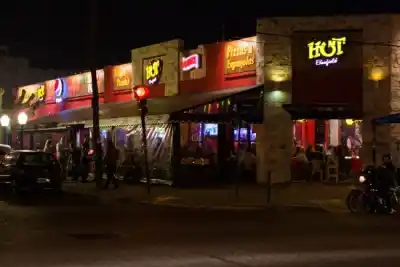 La esquina de Alsina y Chacabuco ya no huele a pizza: la decisión de Lo+Hot que golpea a Banfield