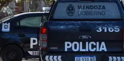 Una madre fue a buscar a su hija y lo que encontró en la puerta la dejó sin palabras