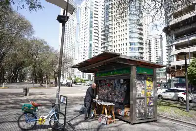 Guido vende diarios en Puerto Madero desde el año 2000: ahora le exigen que se vaya