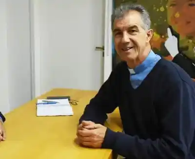 El cura entrerriano que desobedeció una orden estricta y terminó abrazando a Juan Pablo II