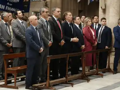 La vicepresidente se ausentó de una misa clave y sus declaraciones dejaron al descubierto una tensión inesperada