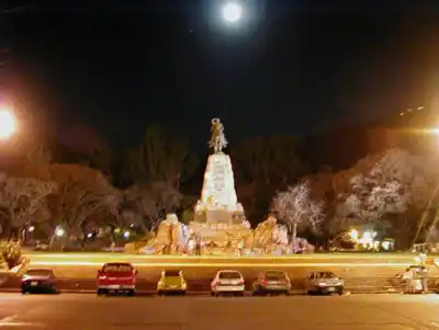 Bajaban a toda velocidad por el Monumento a Güemes: tres adolescentes terminaron en el hospital