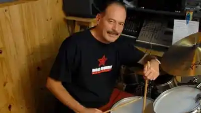 Murió Carlos Riganti, el baterista de Alas que también salvaba chicos en un hospital