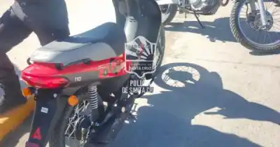 Lo pararon en la rotonda de la Terminal y la moto terminó en el depósito municipal
