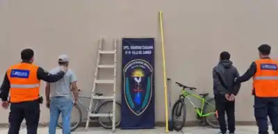 Vecinos vieron las palas y dieron el aviso: los esperaban a la salida del patio