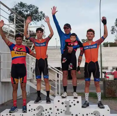 Carlos Castillo: Un Fin de Semana Brillante en el Ciclismo