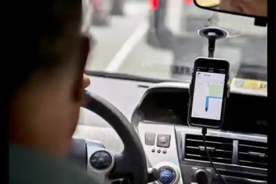 Le pidió un viaje a un Uber y terminó con las manos en el cuello del chofer
