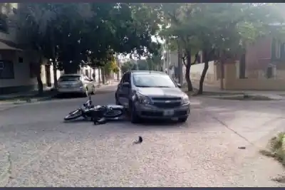 Iba en auto por el barrio Alberdi y chocó con una moto: quién terminó en el hospital