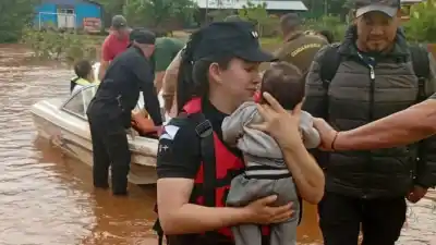 La crecida los dejó rodeados por el agua: el mensaje del cacique que activó el rescate de 105 personas