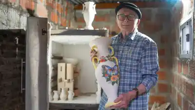 A los 97 años sigue dando vueltas al torno: lo que hace con cada pieza que sale del horno