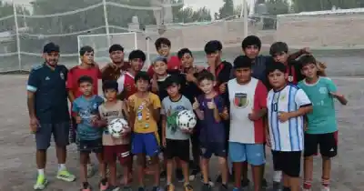 Más de cien chicos y un profe en dos canchas: la historia detrás de las escuelitas que no cobran cuota