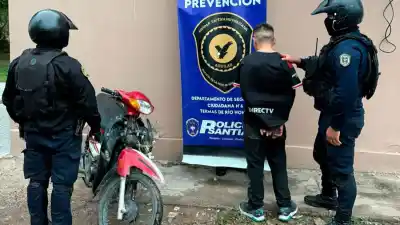 Robó la moto de su hermana y lo que hizo al ver a la policía desató el caos en el barrio