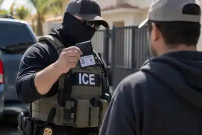 El ICE paga US$100 millones para espiar los vínculos de los migrantes: la advertencia de la ACLU