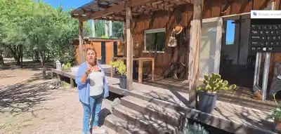 Vendió su casa en 15 días y se fue a las sierras: adentro de los 21 m2 donde vive ahora
