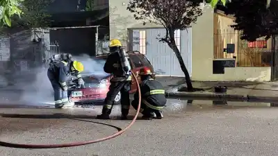 Volvía a guardar el auto y el capó empezó a echar humo: lo que pasó en plena madrugada