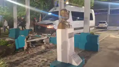 En pleno centro de Varela, una combi se subió a la plazoleta y frenó a centímetros del busto de Perón